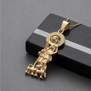 Elegant Gold Pendant Necklace